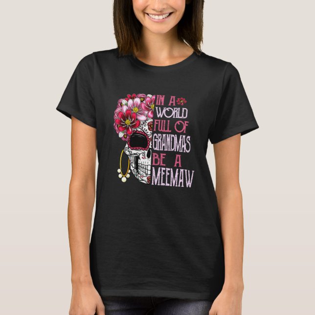Skull Flower In A World Full Of Grandmas Be A Meem T Shirt (Framsida)