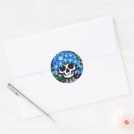 Skull med blå glöm-jag-inte Blommor Runt Klistermärke