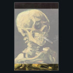 Skull med Burning Cigarette av Vincent van Gogh Brevpapper<br><div class="desc">Skull med Burning Cigarette av Vincent van Gogh är en vintage bra konst post impressionism fortfarande livmålning. En porträtt av humant skelettrökning. Underbar använda för antirökprodukter. Rökning av dödor på 1 000-talet varje år hjälper någon att sluta röka idag. Underbar image för Halloween eller Día de los Muertos, Day of...</div>