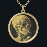 Skull med Burning Cigarette av Vincent van Gogh Guldpläterat Halsband<br><div class="desc">Skull med Burning Cigarette av Vincent van Gogh är en vintage bra konst post impressionism fortfarande livmålning. En porträtt av humant skelettrökning. Underbar använda för antirökprodukter. Rökning av dödor på 1 000-talet varje år hjälper någon att sluta röka idag. Underbar image för Halloween eller Día de los Muertos, Day of...</div>