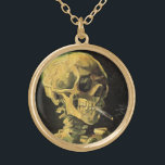 Skull med Burning Cigarette av Vincent van Gogh Guldpläterat Halsband<br><div class="desc">Skull med Burning Cigarette av Vincent van Gogh är en vintage bra konst post impressionism fortfarande livmålning. En porträtt av humant skelettrökning. Underbar använda för antirökprodukter. Rökning av dödor på 1 000-talet varje år hjälper någon att sluta röka idag. Underbar image för Halloween eller Día de los Muertos, Day of...</div>