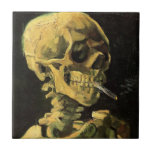 Skull med Burning Cigarette av Vincent van Gogh Kakelplatta<br><div class="desc">Skull med Burning Cigarette av Vincent van Gogh är en vintage bra konst post impressionism fortfarande livmålning. En porträtt av humant skelettrökning. Underbar använda för antirökprodukter. Rökning av dödor på 1 000-talet varje år hjälper någon att sluta röka idag. Underbar image för Halloween eller Día de los Muertos, Day of...</div>
