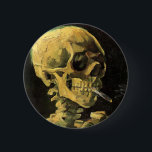 Skull med Burning Cigarette av Vincent van Gogh Knapp<br><div class="desc">Skull med Burning Cigarette av Vincent van Gogh är en vintage bra konst post impressionism fortfarande livmålning. En porträtt av humant skelettrökning. Underbar använda för antirökprodukter. Rökning av dödor på 1 000-talet varje år hjälper någon att sluta röka idag. Underbar image för Halloween eller Día de los Muertos, Day of...</div>