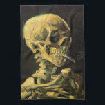 Skull med Burning Cigarette av Vincent van Gogh Kökshandduk<br><div class="desc">Skull med Burning Cigarette av Vincent van Gogh är en vintage bra konst post impressionism fortfarande livmålning. En porträtt av humant skelettrökning. Underbar använda för antirökprodukter. Rökning av dödor på 1 000-talet varje år hjälper någon att sluta röka idag. Underbar image för Halloween eller Día de los Muertos, Day of...</div>