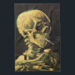 Skull med Burning Cigarette av Vincent van Gogh Kökshandduk<br><div class="desc">Skull med Burning Cigarette av Vincent van Gogh är en vintage bra konst post impressionism fortfarande livmålning. En porträtt av humant skelettrökning. Underbar använda för antirökprodukter. Rökning av dödor på 1 000-talet varje år hjälper någon att sluta röka idag. Underbar image för Halloween eller Día de los Muertos, Day of...</div>