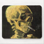 Skull med Burning Cigarette av Vincent van Gogh Musmatta<br><div class="desc">Skull med Burning Cigarette av Vincent van Gogh är en vintage bra konst post impressionism fortfarande livmålning. En porträtt av humant skelettrökning. Underbar använda för antirökprodukter. Rökning av dödor på 1 000-talet varje år hjälper någon att sluta röka idag. Underbar image för Halloween eller Día de los Muertos, Day of...</div>