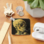 Skull med Burning Cigarette av Vincent van Gogh Nyckelring<br><div class="desc">Skull med Burning Cigarette av Vincent van Gogh är en vintage bra konst post impressionism fortfarande livmålning. En porträtt av humant skelettrökning. Underbar använda för antirökprodukter. Rökning av dödor på 1 000-talet varje år hjälper någon att sluta röka idag. Underbar image för Halloween eller Día de los Muertos, Day of...</div>
