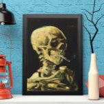 Skull med Burning Cigarette av Vincent van Gogh Poster<br><div class="desc">Skull med Burning Cigarette av Vincent van Gogh är en vintage bra konst post impressionism fortfarande livmålning. En porträtt av humant skelettrökning. Underbar använda för antirökprodukter. Rökning av dödor på 1 000-talet varje år hjälper någon att sluta röka idag. Underbar image för Halloween eller Día de los Muertos, Day of...</div>