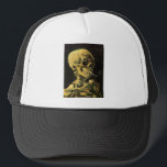 Skull med Burning Cigarette av Vincent van Gogh Truckerkeps<br><div class="desc">Skull med Burning Cigarette av Vincent van Gogh är en vintage bra konst post impressionism fortfarande livmålning. En porträtt av humant skelettrökning. Underbar använda för antirökprodukter. Rökning av dödor på 1 000-talet varje år hjälper någon att sluta röka idag. Underbar image för Halloween eller Día de los Muertos, Day of...</div>