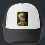 Skull med Burning Cigarette av Vincent van Gogh Truckerkeps<br><div class="desc">Skull med Burning Cigarette av Vincent van Gogh är en vintage bra konst post impressionism fortfarande livmålning. En porträtt av humant skelettrökning. Underbar använda för antirökprodukter. Rökning av dödor på 1 000-talet varje år hjälper någon att sluta röka idag. Underbar image för Halloween eller Día de los Muertos, Day of...</div>
