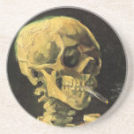 Skull med Burning Cigarette av Vincent van Gogh Underlägg<br><div class="desc">Skull med Burning Cigarette av Vincent van Gogh är en vintage bra konst post impressionism fortfarande livmålning. En porträtt av humant skelettrökning. Underbar använda för antirökprodukter. Rökning av dödor på 1 000-talet varje år hjälper någon att sluta röka idag. Underbar image för Halloween eller Día de los Muertos, Day of...</div>