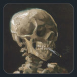 Skull med Burning Cigarette Vincent van Gogh Art Fyrkantigt Klistermärke<br><div class="desc">Vincent van Gogh (holländska, 1853-1890) Skull på en Skeleton med Burning Cigarette, 1885-86, Oil on canvas Unframed: 32 cm × 24, 5 cm (13 x 9, 6 tum) Tidigt arbete av Vincent van Gogh. Denna lilla målning är en del av den permanenta samlingen av Van Gogh-museet i Amsterdam. Det var...</div>