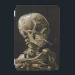 Skull med Burning Cigarette Vincent van Gogh Art iPad Mini Skydd<br><div class="desc">Vincent van Gogh (holländska, 1853-1890) Skull på en Skeleton med Burning Cigarette, 1885-86, Oil on canvas Unframed: 32 cm × 24, 5 cm (13 x 9, 6 tum) Tidigt arbete av Vincent van Gogh. Denna lilla målning är en del av den permanenta samlingen av Van Gogh-museet i Amsterdam. Det var...</div>
