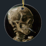 Skull med Burning Cigarette Vincent van Gogh Art Julgransprydnad Keramik<br><div class="desc">Vincent van Gogh (holländska, 1853-1890) Skull på en Skeleton med Burning Cigarette, 1885-86, Oil on canvas Unframed: 32 cm × 24, 5 cm (13 x 9, 6 tum) Tidigt arbete av Vincent van Gogh. Denna lilla målning är en del av den permanenta samlingen av Van Gogh-museet i Amsterdam. Det var...</div>