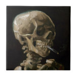 Skull med Burning Cigarette Vincent van Gogh Art Kakelplatta<br><div class="desc">Vincent van Gogh (holländska, 1853-1890) Skull på en Skeleton med Burning Cigarette, 1885-86, Oil on canvas Unframed: 32 cm × 24, 5 cm (13 x 9, 6 tum) Tidigt arbete av Vincent van Gogh. Denna lilla målning är en del av den permanenta samlingen av Van Gogh-museet i Amsterdam. Det var...</div>