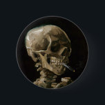 Skull med Burning Cigarette Vincent van Gogh Art Knapp<br><div class="desc">Vincent van Gogh (holländska, 1853-1890) Skull på en Skeleton med Burning Cigarette, 1885-86, Oil on canvas Unframed: 32 cm × 24, 5 cm (13 x 9, 6 tum) Tidigt arbete av Vincent van Gogh. Denna lilla målning är en del av den permanenta samlingen av Van Gogh-museet i Amsterdam. Det var...</div>