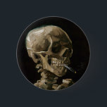 Skull med Burning Cigarette Vincent van Gogh Art Knapp<br><div class="desc">Vincent van Gogh (holländska, 1853-1890) Skull på en Skeleton med Burning Cigarette, 1885-86, Oil on canvas Unframed: 32 cm × 24, 5 cm (13 x 9, 6 tum) Tidigt arbete av Vincent van Gogh. Denna lilla målning är en del av den permanenta samlingen av Van Gogh-museet i Amsterdam. Det var...</div>