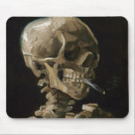 Skull med Burning Cigarette Vincent van Gogh Art Musmatta<br><div class="desc">Vincent van Gogh (holländska, 1853-1890) Skull på en Skeleton med Burning Cigarette, 1885-86, Oil on canvas Unframed: 32 cm × 24, 5 cm (13 x 9, 6 tum) Tidigt arbete av Vincent van Gogh. Denna lilla målning är en del av den permanenta samlingen av Van Gogh-museet i Amsterdam. Det var...</div>