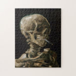 Skull med Burning Cigarette Vincent van Gogh Art Pussel<br><div class="desc">Vincent van Gogh (holländska, 1853-1890) Skull på en Skeleton med Burning Cigarette, 1885-86, Oil on canvas Unframed: 32 cm × 24, 5 cm (13 x 9, 6 tum) Tidigt arbete av Vincent van Gogh. Denna lilla målning är en del av den permanenta samlingen av Van Gogh-museet i Amsterdam. Det var...</div>
