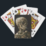Skull med Burning Cigarette Vincent van Gogh Art Spel Kort<br><div class="desc">Vincent van Gogh (holländska, 1853-1890) Skull på en Skeleton med Burning Cigarette, 1885-86, Oil on canvas Unframed: 32 cm × 24, 5 cm (13 x 9, 6 tum) Tidigt arbete av Vincent van Gogh. Denna lilla målning är en del av den permanenta samlingen av Van Gogh-museet i Amsterdam. Det var...</div>
