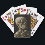 Skull med Burning Cigarette Vincent van Gogh Art Spelkort<br><div class="desc">Vincent van Gogh (holländska, 1853-1890) Skull på en Skeleton med Burning Cigarette, 1885-86, Oil on canvas Unframed: 32 cm × 24, 5 cm (13 x 9, 6 tum) Tidigt arbete av Vincent van Gogh. Denna lilla målning är en del av den permanenta samlingen av Van Gogh-museet i Amsterdam. Det var...</div>