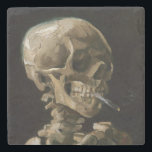Skull med Burning Cigarette Vincent van Gogh Art Stenunderlägg<br><div class="desc">Vincent van Gogh (holländska, 1853-1890) Skull på en Skeleton med Burning Cigarette, 1885-86, Oil on canvas Unframed: 32 cm × 24, 5 cm (13 x 9, 6 tum) Tidigt arbete av Vincent van Gogh. Denna lilla målning är en del av den permanenta samlingen av Van Gogh-museet i Amsterdam. Det var...</div>