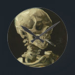 Skull med Cigarette av Van Gogh Rund Klocka<br><div class="desc">Van Goghs expressionistiska målningar: Skull med brinnande cigarettmålning</div>