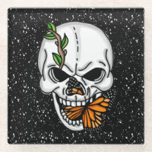 Skull med svart bakgrund med monarch Butterflies