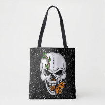 Skull med svart bakgrund med monarch Butterflies