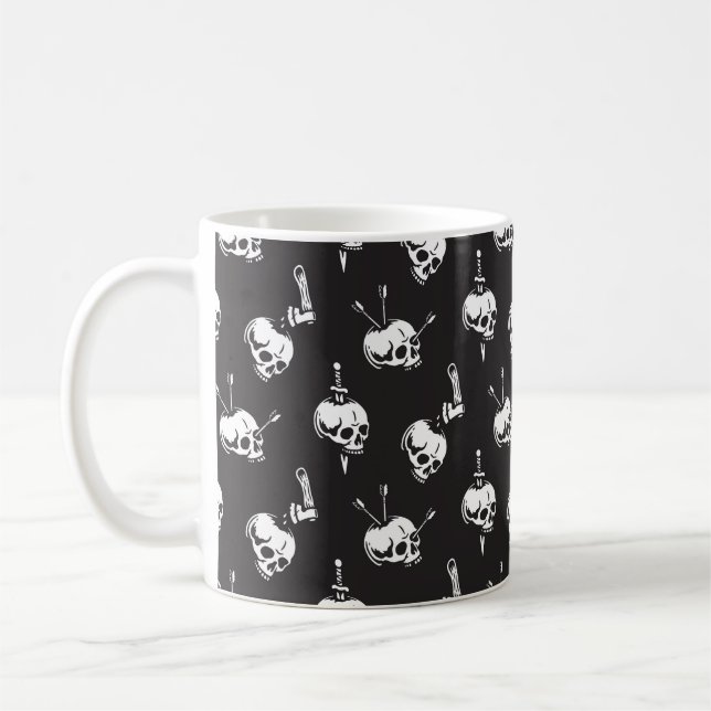 Skull Mönster med vapen: Mörkens bakgrund. Kaffemugg (Vänster)
