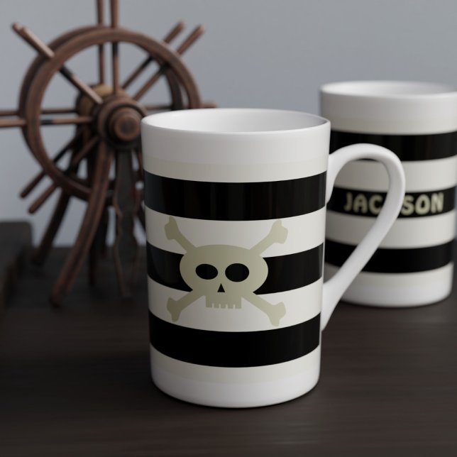 Skull och Crossbone Pirat Stripe Bone China Mugg Benporslin Mugg (Ahoy! Add your name to this cute pirate stripe bone china mug and set sail for great coffee (or tea))