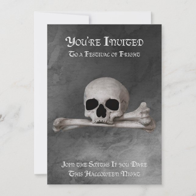 Skull och korsben på Grått Halloween-inbjudan Meddelande (Framsida)