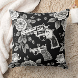 Skull och Vintage Revolvers in Black and White Kudde