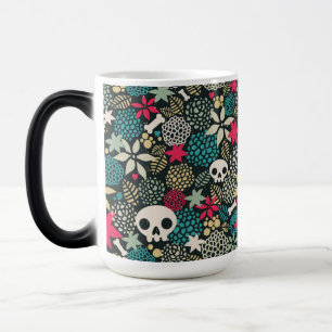 Skull på blommor magisk mugg