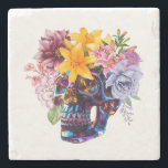SKULL PETALS STENUNDERLÄGG<br><div class="desc">Skull Petals är en slående blandning av vibrerande uppror och känslig nåd. Den här originalteckningen har en metallisk skalle med hög glans, krökt med blommor från vintage-stil - feta liljor, lush-peonier och mjuka blommor ger den edgy designen kontrast och skönhet. Idealisk för älskare av alternativa mode, mörk romantik och estetiska...</div>