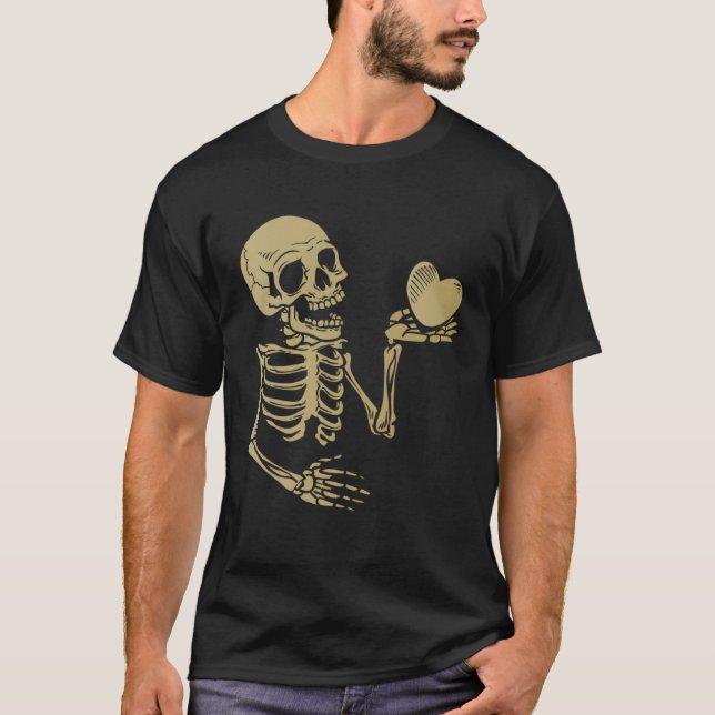 Skull Skeleton Hand Holding Red Heart Love T Shirt (Framsida)