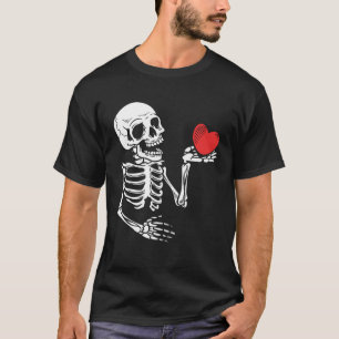 Skulleton Hand Holding Red Heart Kärlek 2 T Shirt