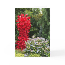 Skulptur och rött glas