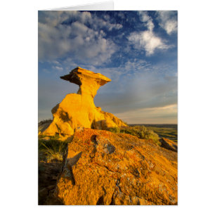 Skulpturerad Badlandsformation i kort gräs
