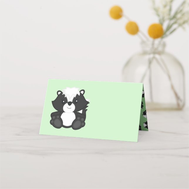 Skunk Baby Shower-Grönt Placeringskort (Framsida)