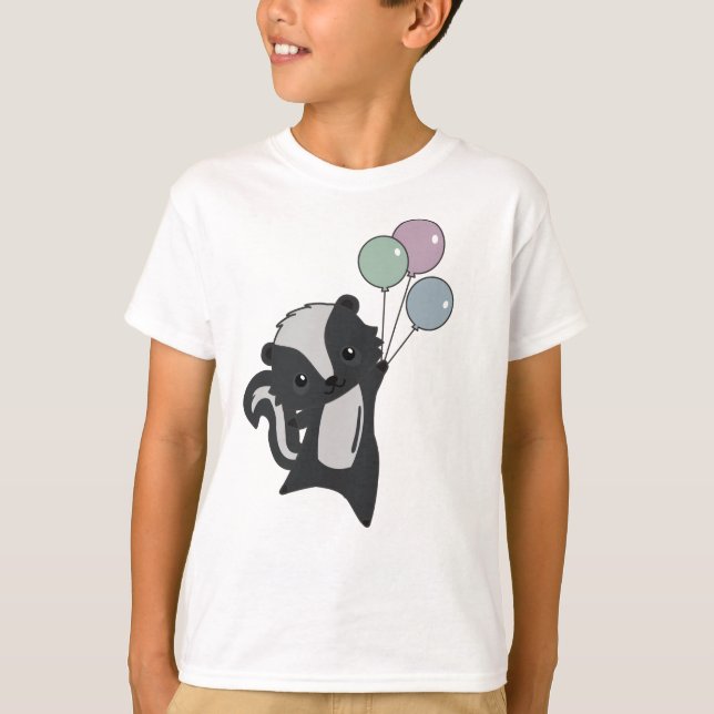 Skunk flyger upp med färgstarka ballonger t shirt (Framsida)