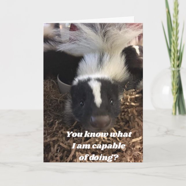 **SKUNK SÄGER ATT DU BÄTTRE HAR EN LYCKLIG** BIRTH KORT (Framsida)