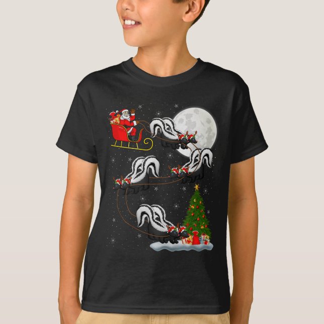 Skunk Santa Sleigh Flying Funny Magical Christmas  T Shirt (Framsida)