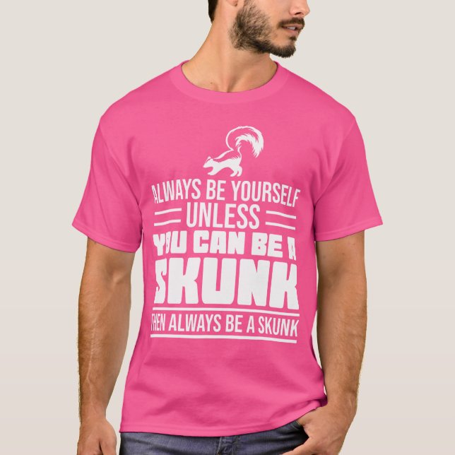 Skunk Squad ska vara en Skunk-anda-djurkunk T Shirt (Framsida)