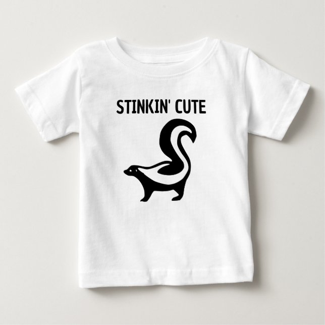 SKUNK STINKING CUTE BABY PUN T-SHIRT (Framsida)