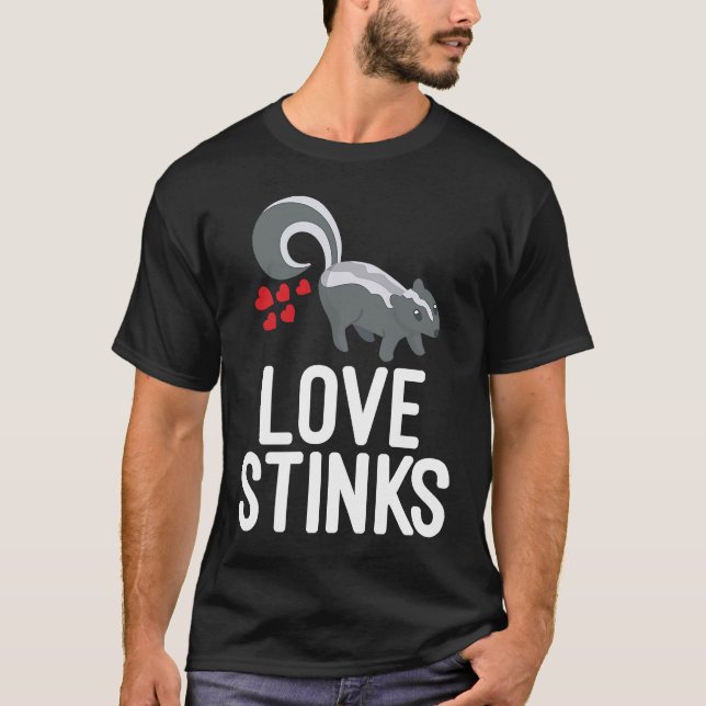 Skunk Valentindagen Kärlek Stinks T Shirt (Framsida)