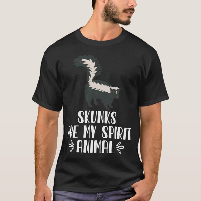 Skunks är mitt andliga djur t shirt (Framsida)