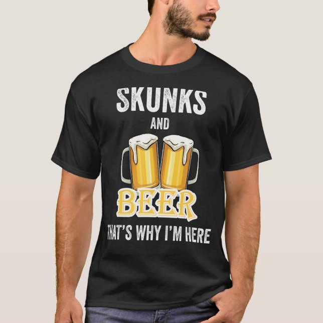 Skunks och öl är därför jag är här t shirt (Framsida)
