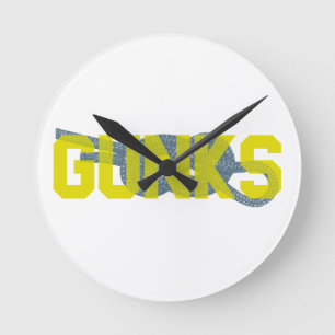 Skurgungor som klättrar rund klocka