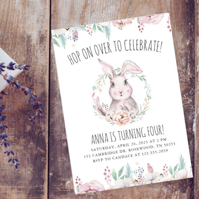 Skutt på över till firandet av Bunny Birthday Inbjudningar (Skapare uppladdad)